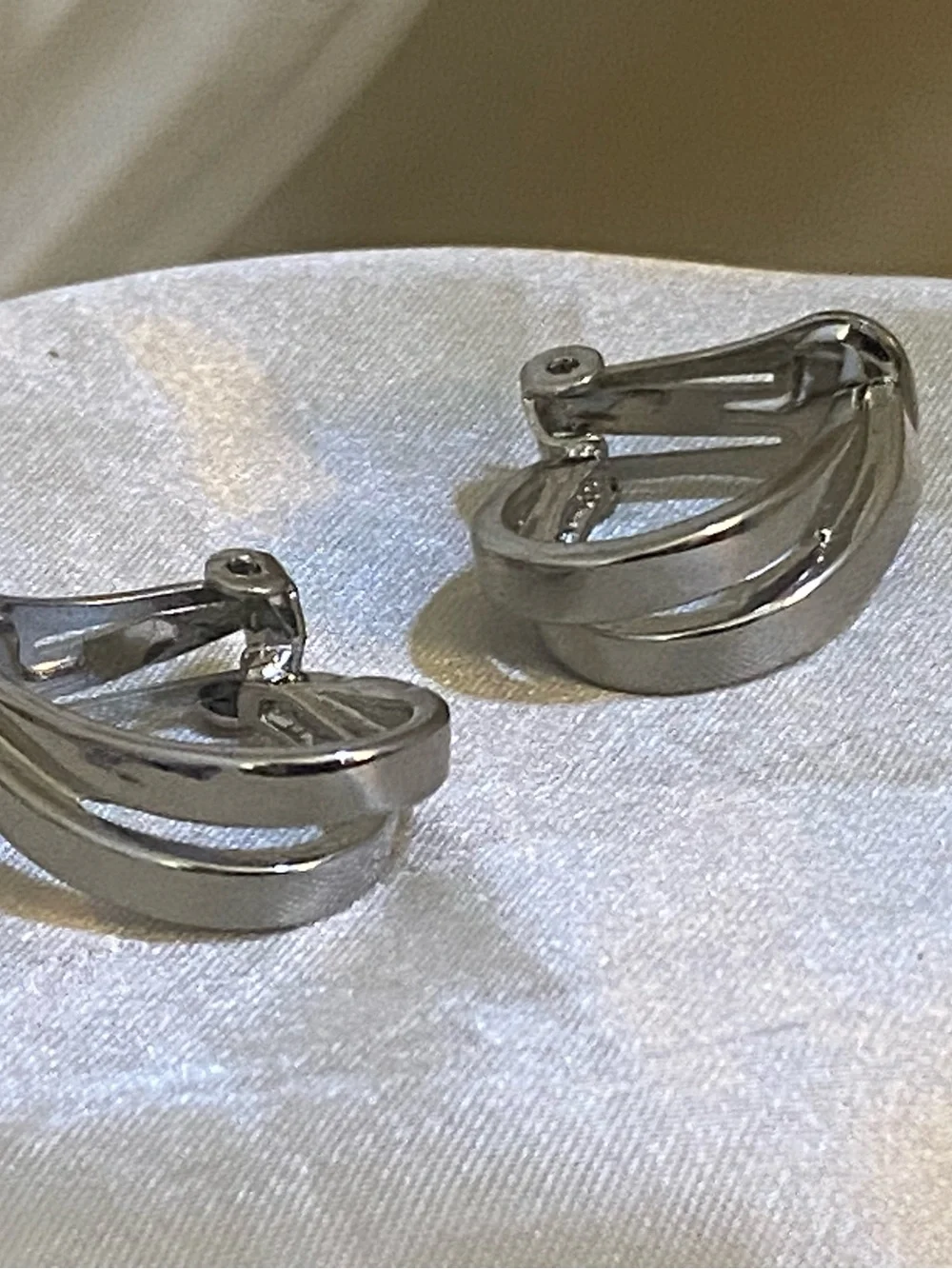 Vintage 80s Silver Tone Overlapping Curved Hoop Clip Earrings